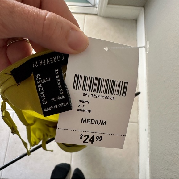 FOREVER 21 medium lime green women’s dress. Side zipper and adjustable straps. - Picture 6 of 8